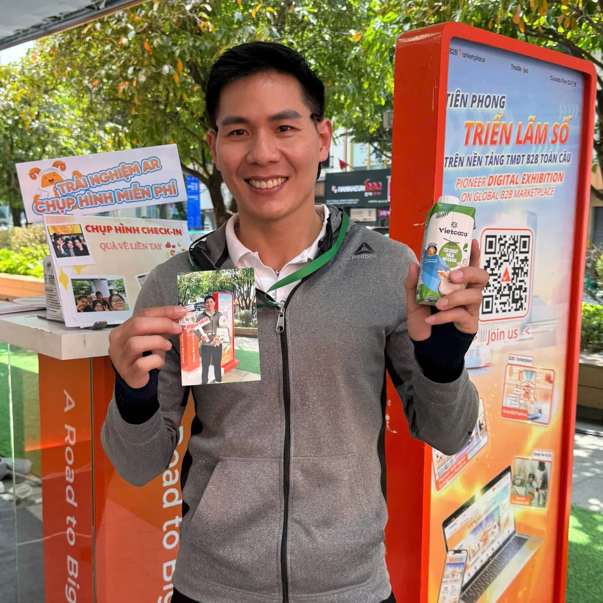 Khách tham quan trải nghiệm hoạt động tương tác với AR tại gian hàng Arobid